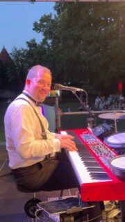 Live in #schwabmünchen beim Sommer100-Festival @kultur.schwabmuenchen
#live aufgenommen bei einem #wunschkonzert in der mit @bastianpusch und @andreas.speckmann.5
#livemusic musiccomedy entertainment improtheater improvisation spontan
münchen musik keyboard gesang lustig