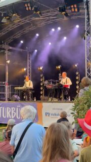 Beim Buzzern: König von Deutschland
#live aufgenommen bei einem #wunschkonzert bei. @dasfestkarlsruhe mit @bastianpusch und @andreas.speckmann.5
#livemusic #musiccomedy #entertainment improtheater improvisation spontan
münchen musik keyboard gesang lustig