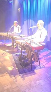 Wackelkontakt von Peter Maffey!
🎹 NOTENLOS: das improvisierte #Wunschkonzert. Zwei Typen, zwei Keyboards, zwei Stimmen und ein Abend voll Überraschungen.
🎤 Mit @bastianpusch und @andreas.speckmann.5
🗞️ „Das ist die hohe Kunst des musikalischen Kabaretts“ (SZ)
#livemusic #musiccomedy #entertainment #improtheater improvisation spontan
münchen musik keyboard gesang lustig